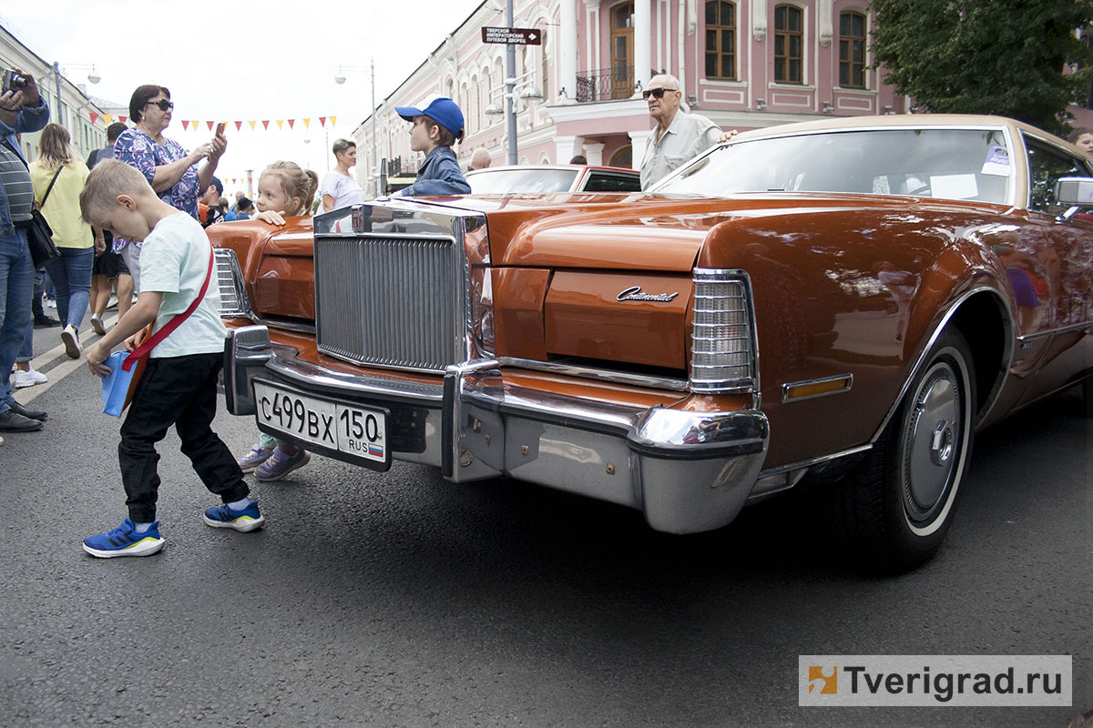 В Твери на выставке ретро-автомобилей показали уникальный Lincoln из 1974  года | Твериград