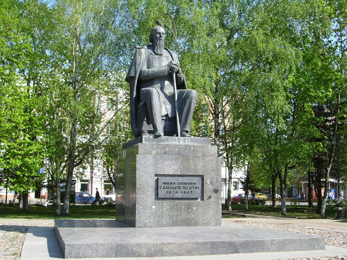 Памятник писателю Салтыкову-Щедрину Тверь