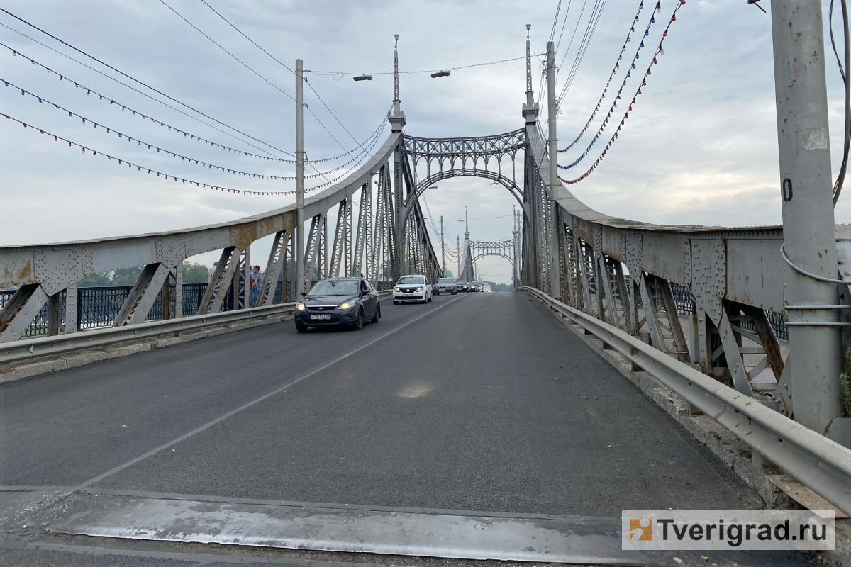 памятник на тверском проспекте. памятник андрея дементьева в твери. тверь открыто. пробки в москве. открытие памятника дементьеву тверь.