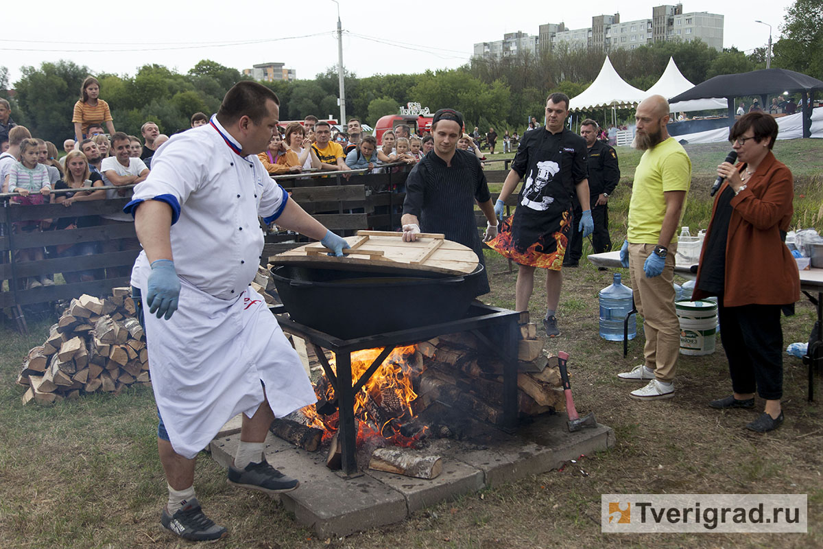 Гастрофест с тверским акцентом: звезда MTV Тутта Ларсен и три шефа сварили  250 литров ухи по-селигерски | Твериград