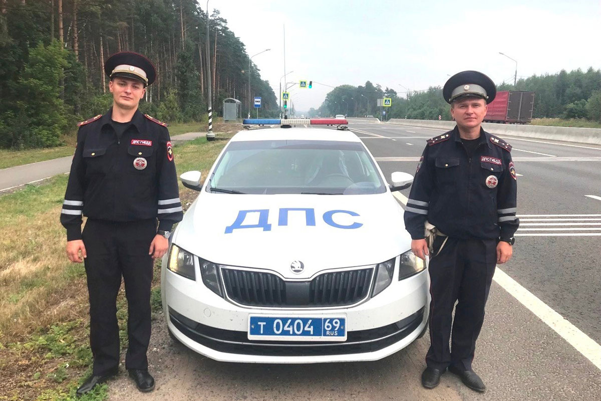 В Тверской области сотрудники ГИБДД спасли тяжело больного ребёнка |  Твериград