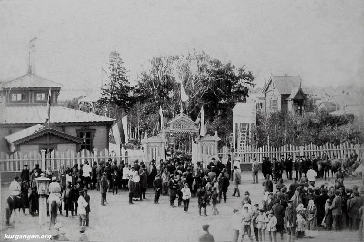 Город народный. Выставка 1895 Курган. Ярмарки в Кургане 19 век. Курганская Промышленная Кустарная выставка в Тобольской губернии. Курган здание общественного собрания.