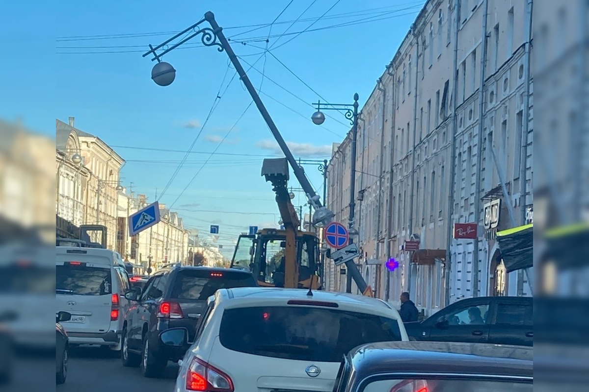 В центре Твери водители сняли на видео падающий на дорогу фонарный столб |  Твериград