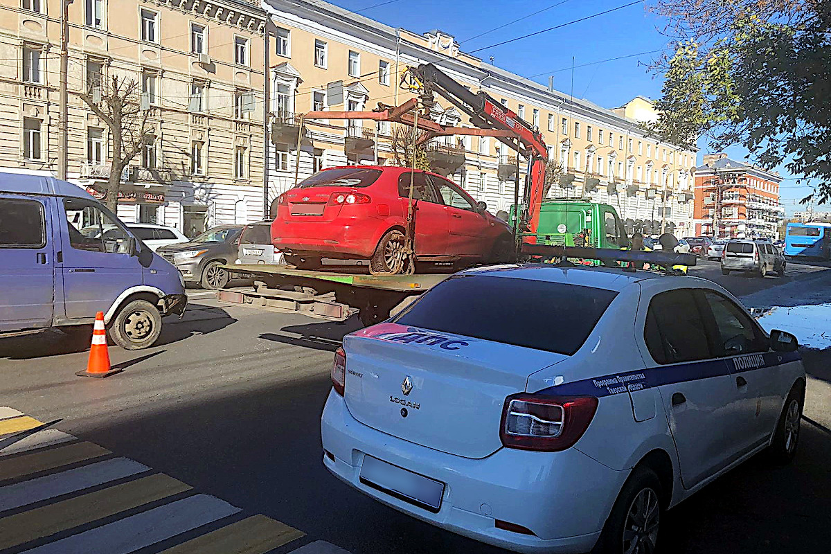 В Твери на платной парковке массово эвакуировали автомобили | Твериград