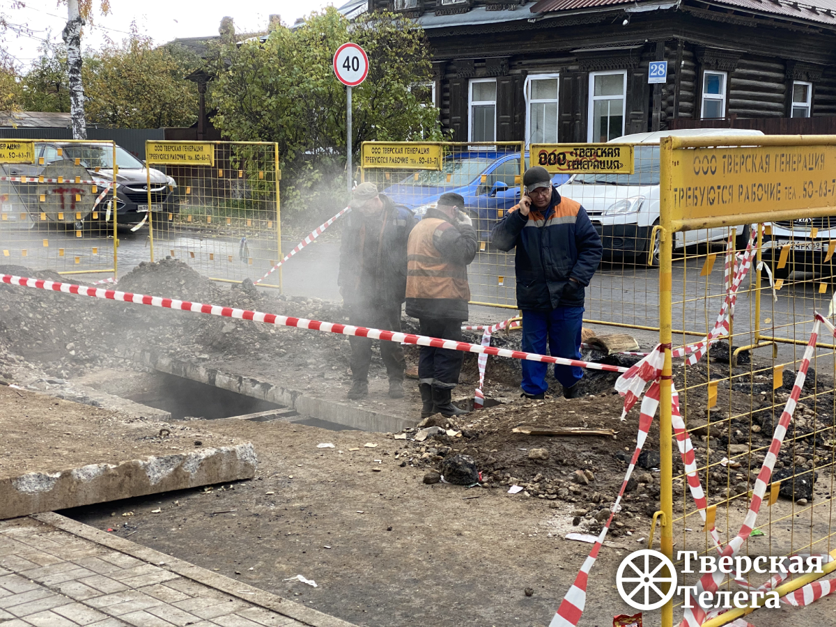 В центре Твери коммунальщики снова уничтожили новый асфальт ради ремонта |  Твериград