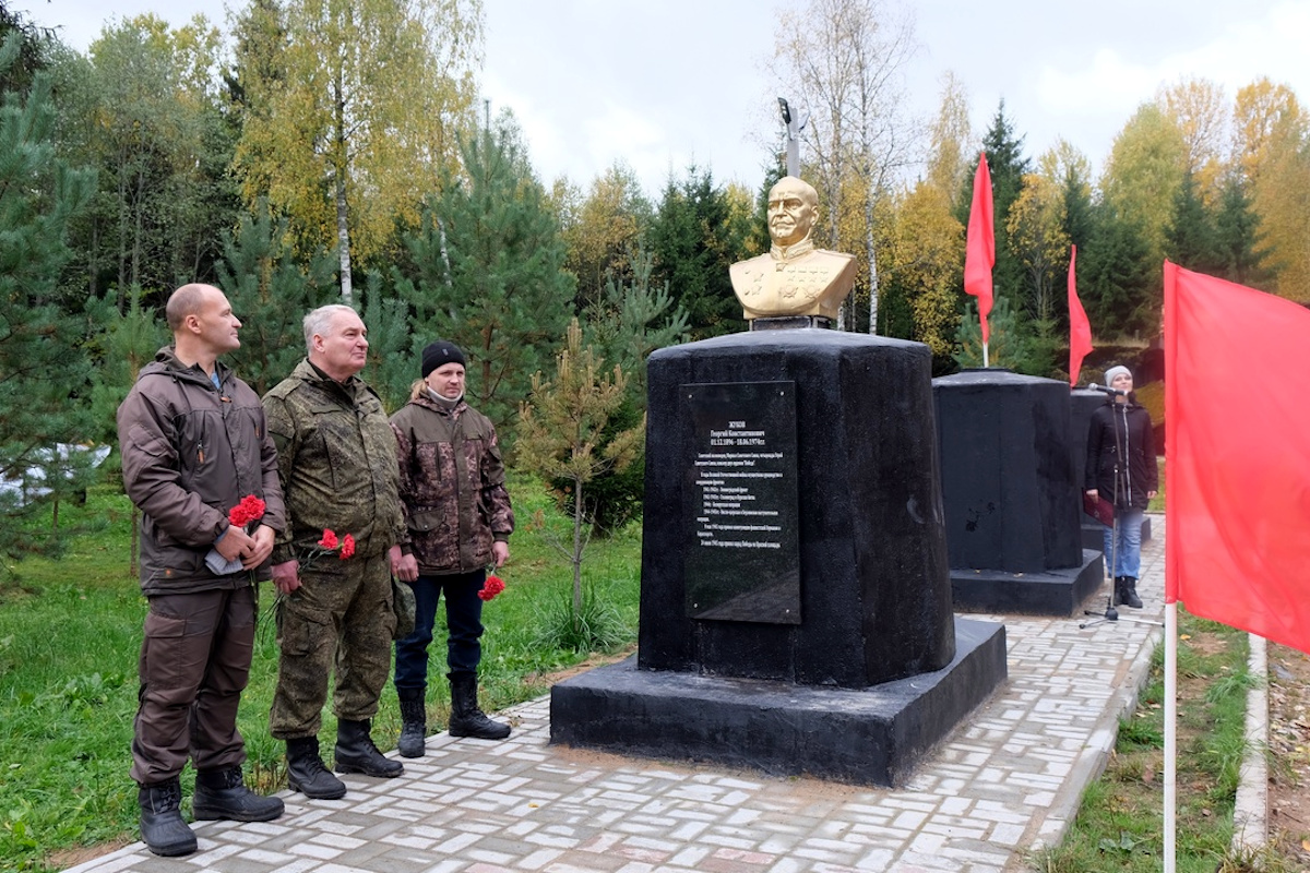 В Тверской области на мемориале Красный дом установили бюст маршалу Жукову  | Твериград