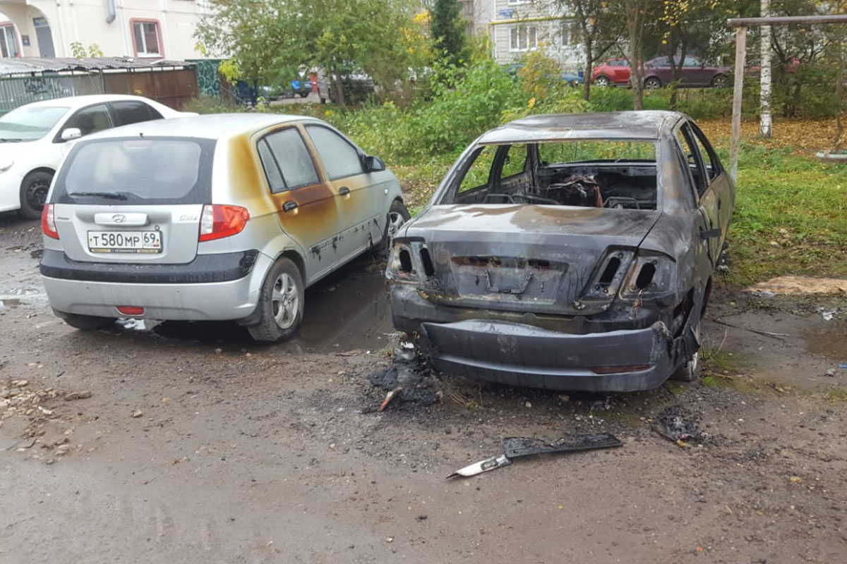 В Твери сожгли брошенную легковушку | Твериград