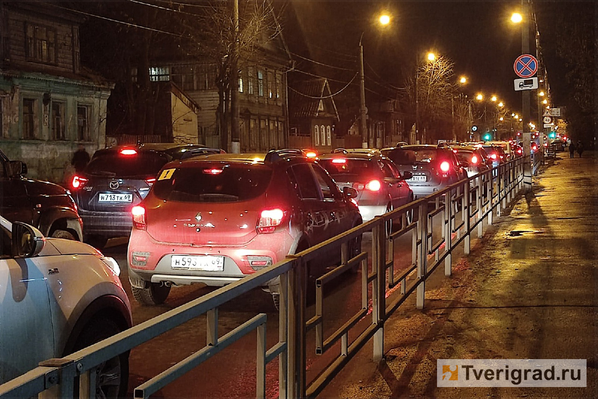 Улица Софьи Перовской в Твери встала в километровой пробке | Твериград