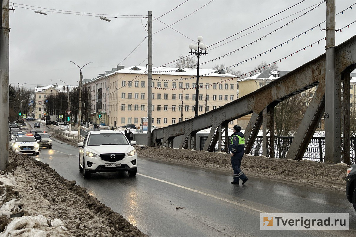 В Твери на Старом мосту из-за провала асфальта ввели реверсивное движение |  Твериград