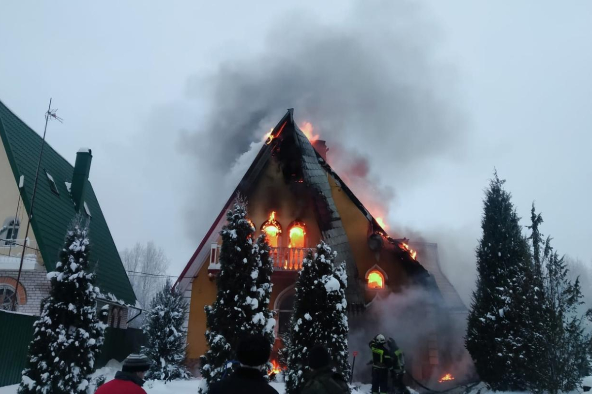 Возгорание на чердаке жилого дома в Кимрах привело к полноценному пожару |  Твериград