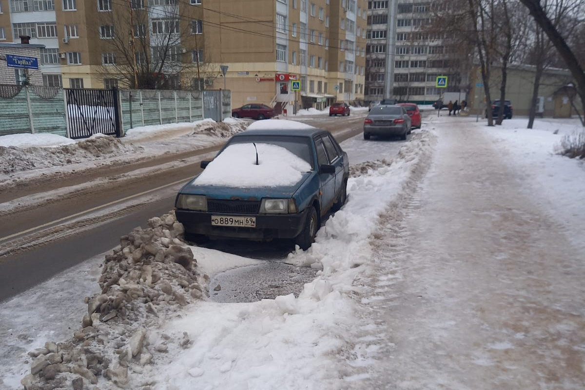 В Твери водитель бросил машину посреди дороги | Твериград