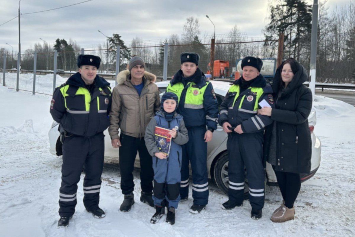 Тверские сотрудники ГИБДД собрали деньги для спасенной ими семьи  погорельцев | Твериград