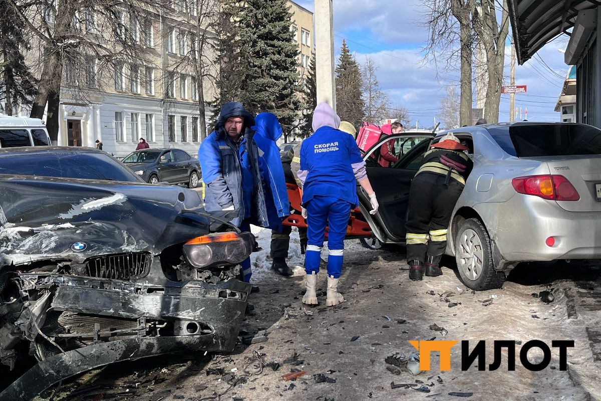 Два автомобиля въехали в автобусную остановку в Твери | Твериград