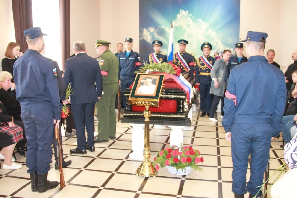 прощаются с офицером