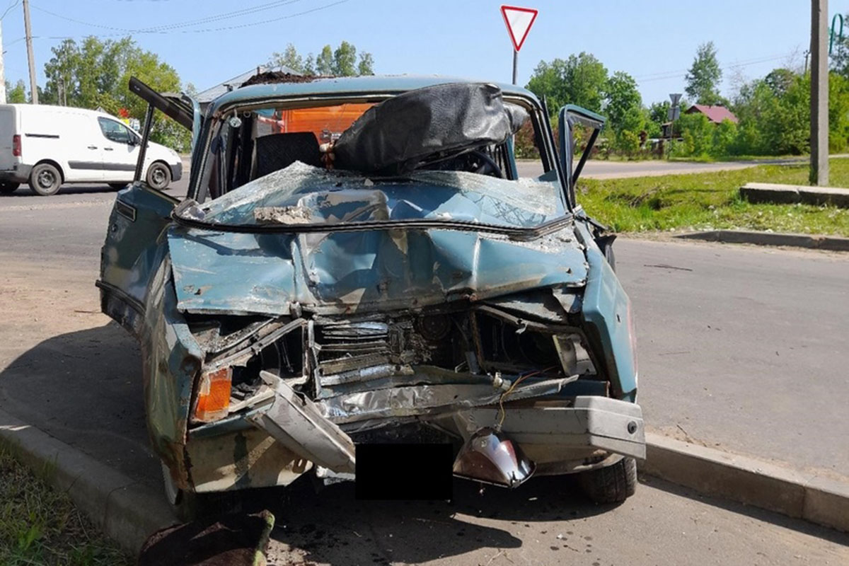 В Тверской области ВАЗ врезался в дом, есть пострадавший | Твериград