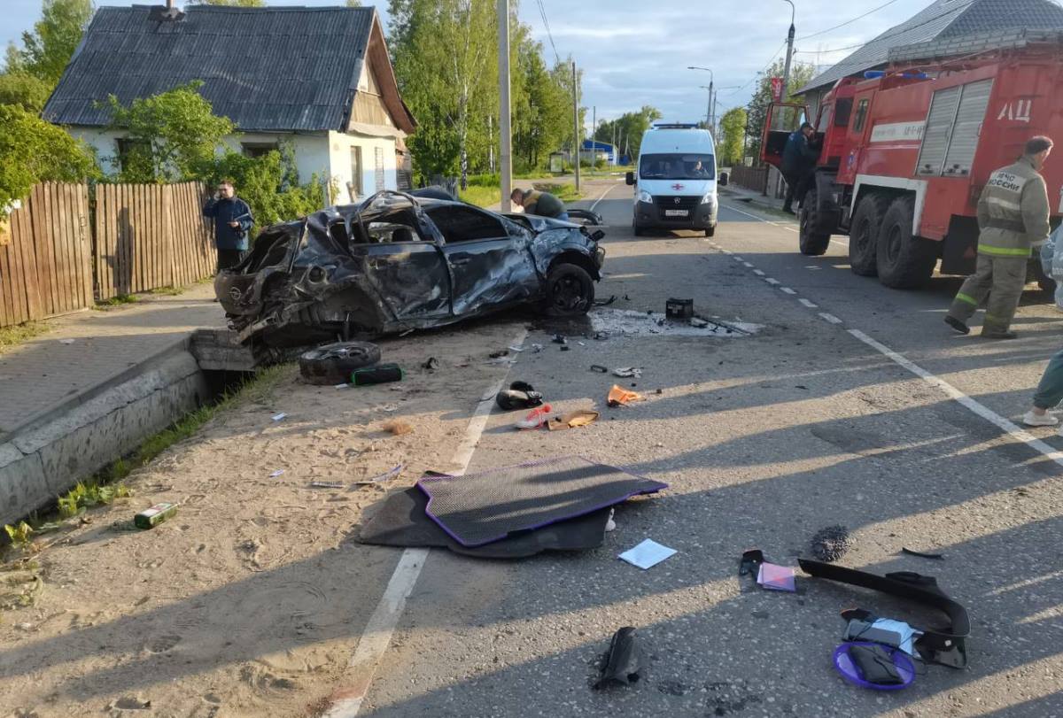 В Нелидове автомобиль врезался в дом: погибли парень и несовершеннолетняя  девушка | Твериград