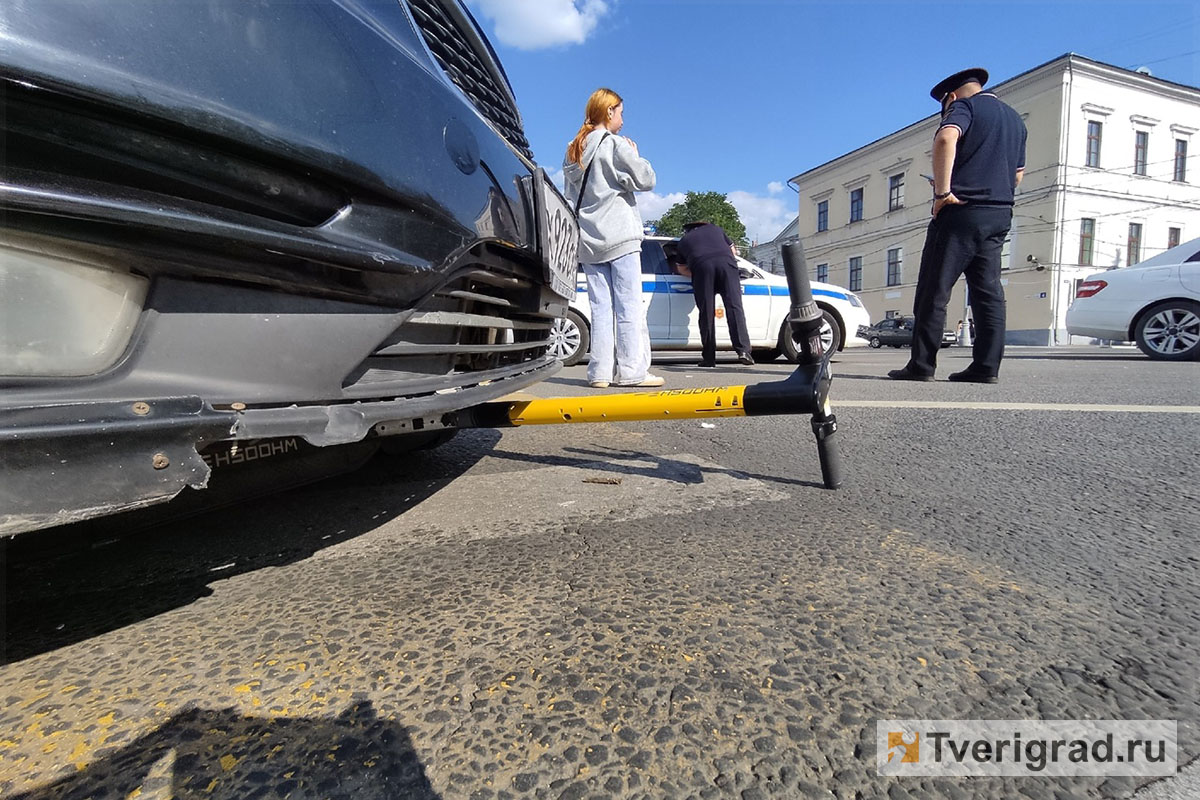 Опубликовано видео наезда на девочек на электросамокате в центре Твери |  Твериград