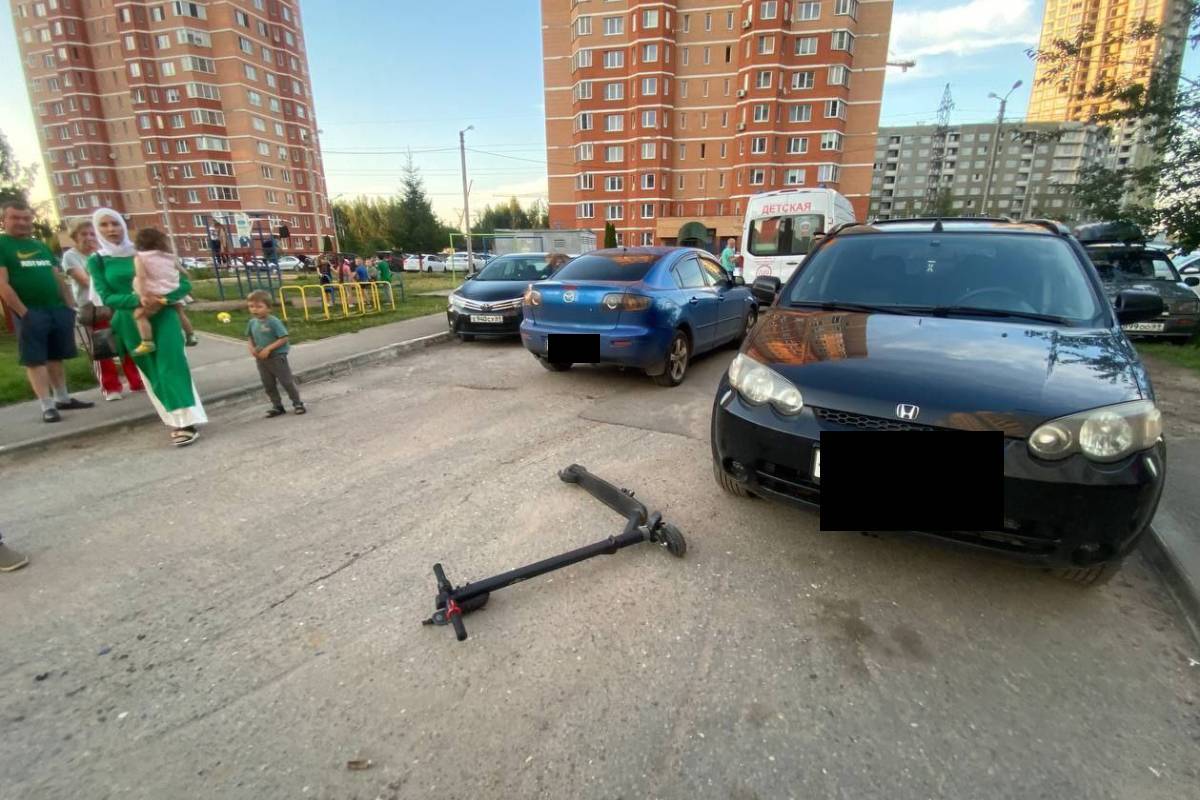 В Твери во дворе 10-летний мальчик на электросамокате попал под машину |  Твериград