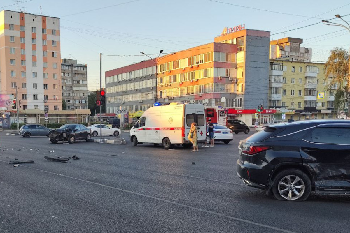 В Твери три девочки и две женщины пострадали в ДТП на площади Капошвара |  Твериград