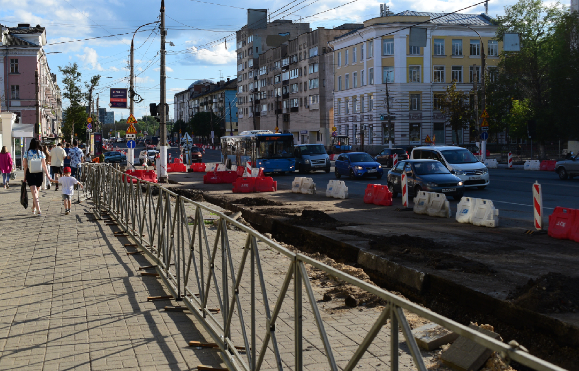 В Твери демонтировали подпорную стенку возле бывшего «Детского мира» |  Твериград