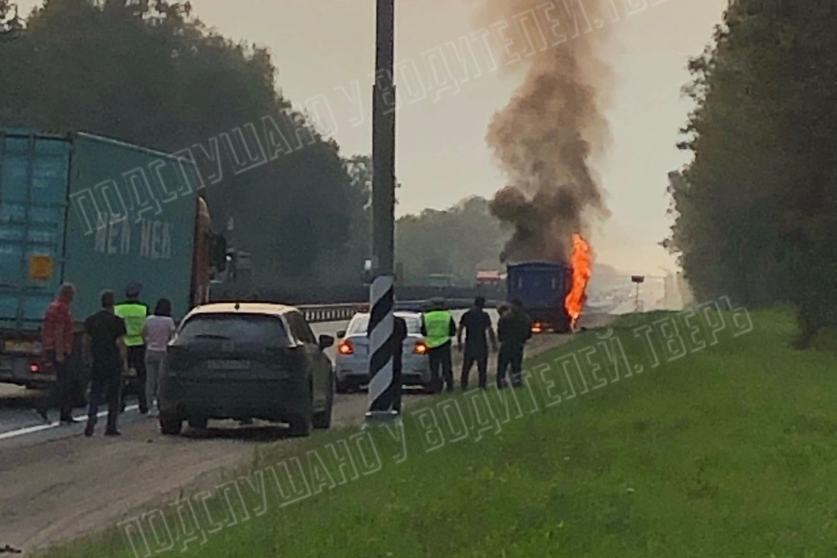 Под Тверью на трассе М-10 горел грузовик | Твериград