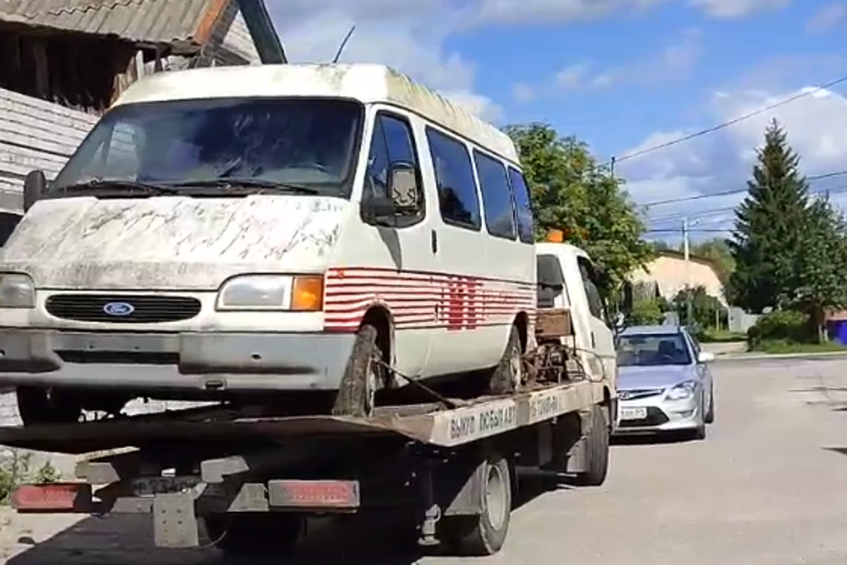 В Твери эвакуатор увез легендарный автобус Михаила Круга | Твериград