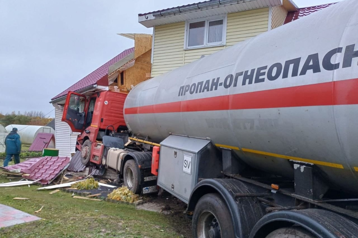 В Тверской области перевозящая цистерну с пропаном фура врезалась в жилой  дом | Твериград