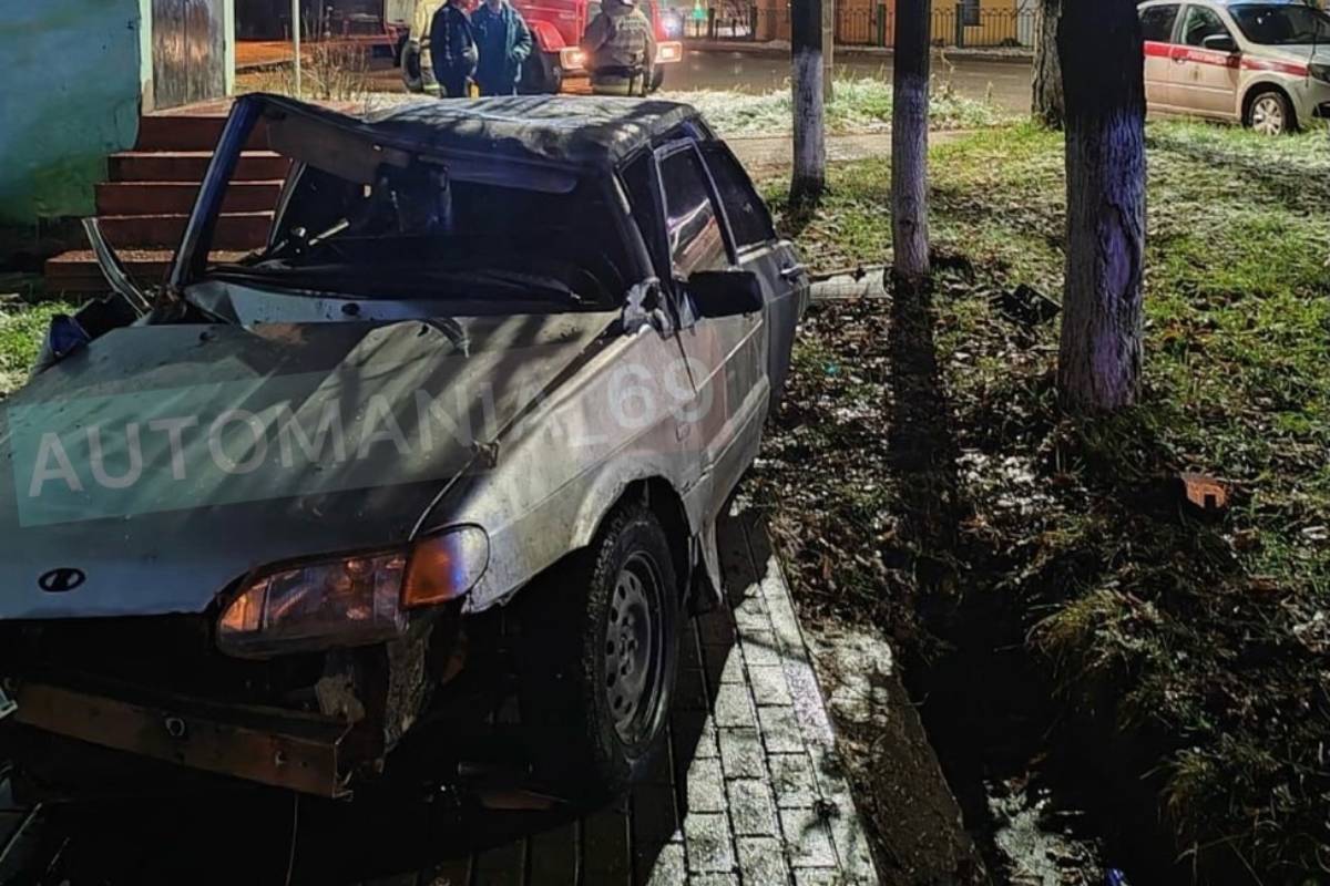 В Тверской области молодой водитель врезался в дом | Твериград