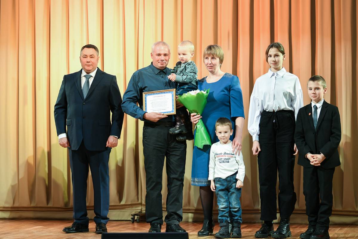 Главные люди в жизни: в Твери прошёл большой праздник в преддверии Дня  матери | Твериград