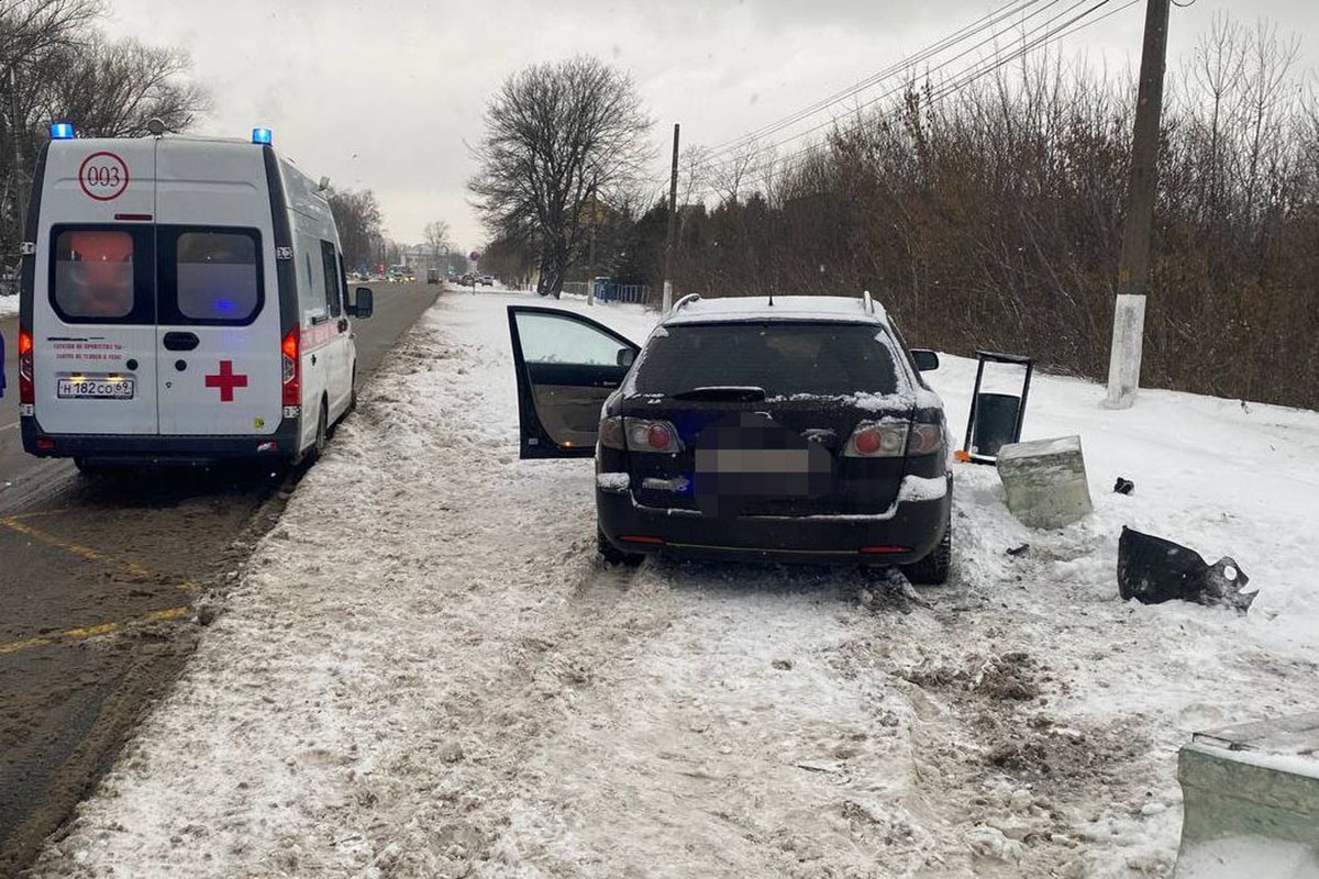 В Твери машина выехала на автобусную остановку и сбила пенсионера |  Твериград