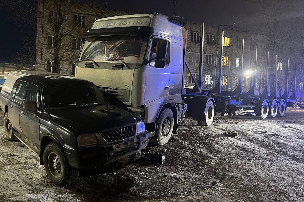 В Твери на улице Шишкова лесовоз протаранил внедорожник | Твериград