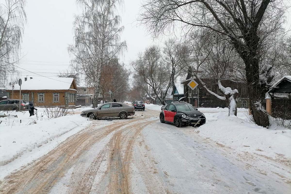 В Кимрах в ДТП на заснеженной дороге пострадали два человека | Твериград