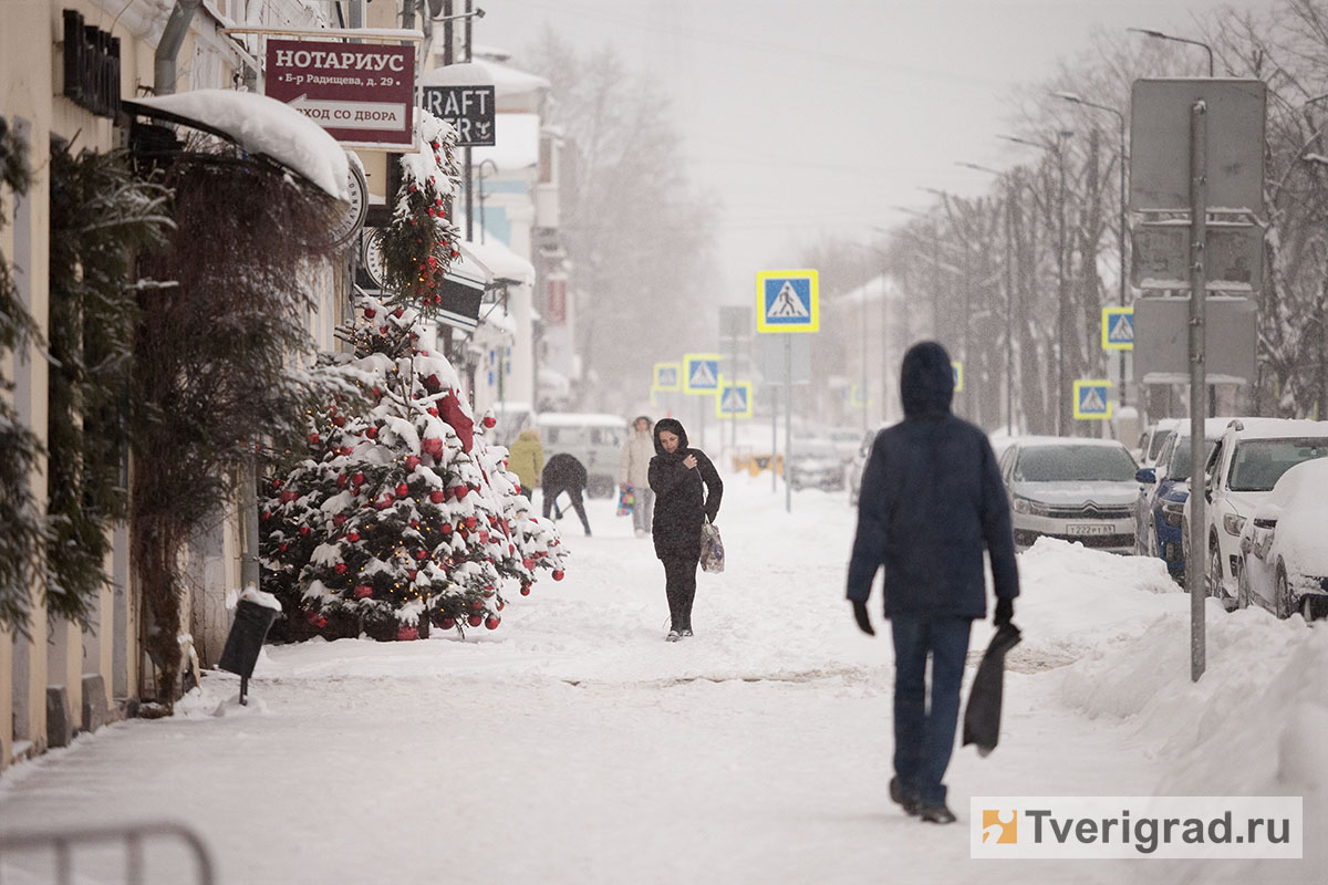 Снег в большом городе: в Твери пешеходы утопают в сугробах | Твериград