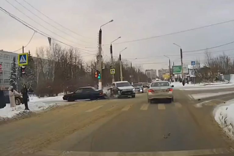 Опубликовали видео с места ДТП с двумя погибшими в Волгоградской области