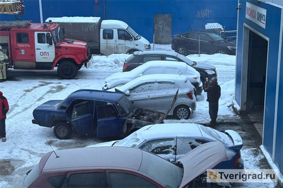 В Твери внутри автомойки сгорела машина | Твериград