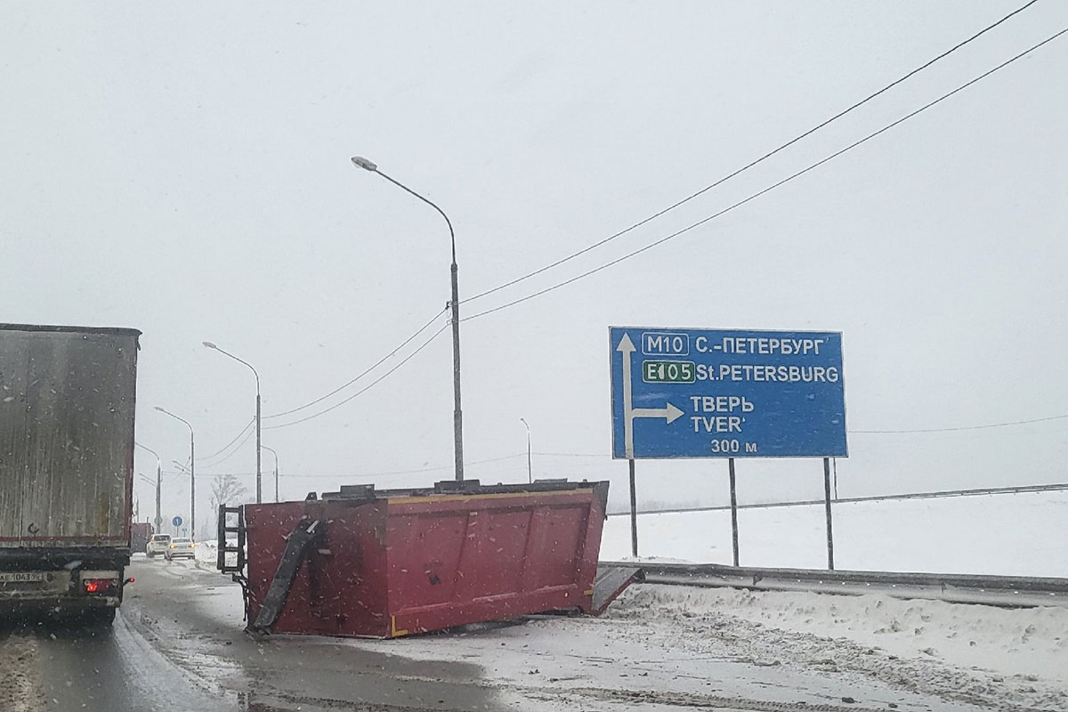 Самосвалу оторвало кузов в ДТП на трассе М-10 под Тверью | Твериград