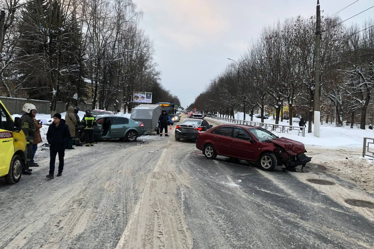 Два человека пострадали в аварии в Заволжском районе Твери | Твериград