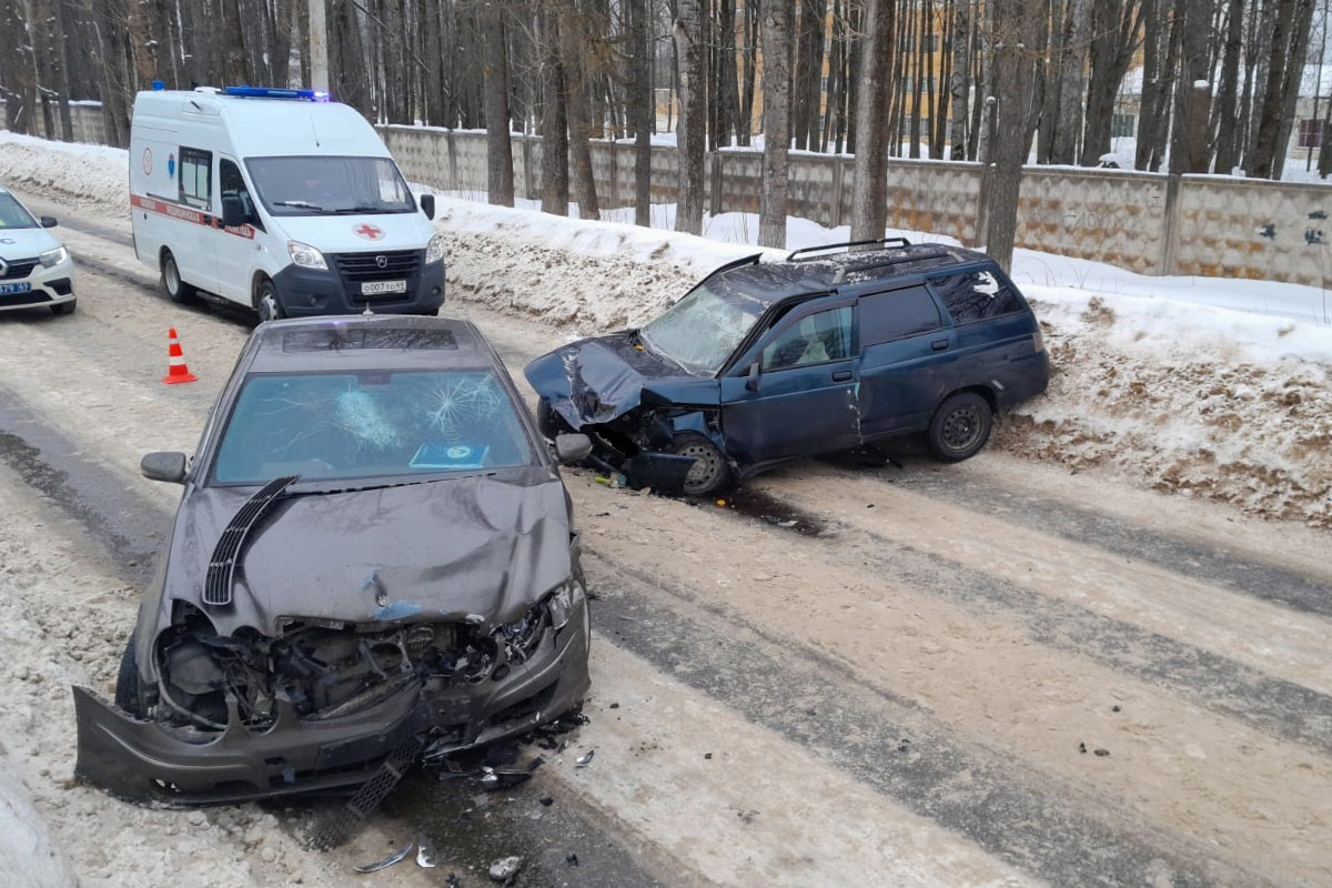 Три человека пострадали при столкновении двух авто в Тверской области |  Твериград