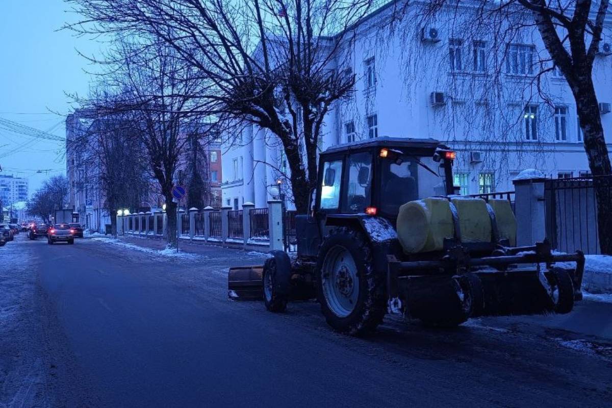 Два водителя снегоуборочной техники ездили по Твери без прав | Твериград