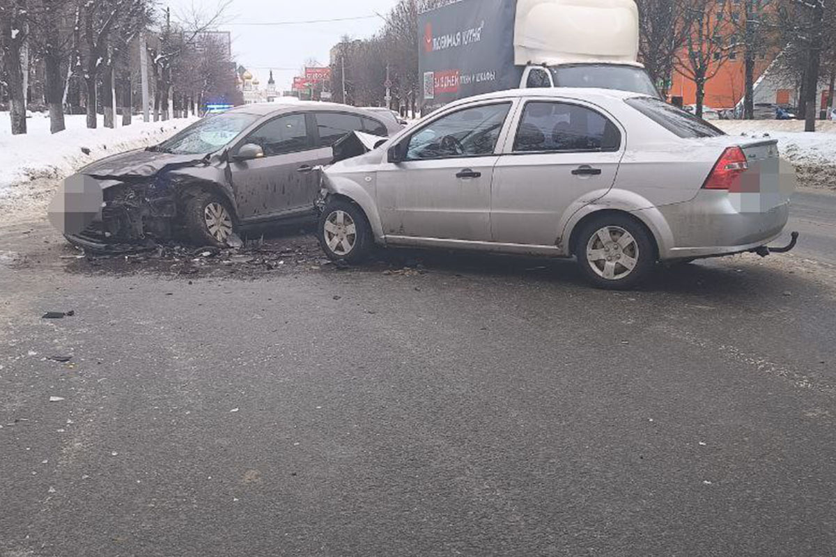 Опубликовано видео столкновения трёх автомобилей на проспекте Чайковского в  Твери | Твериград