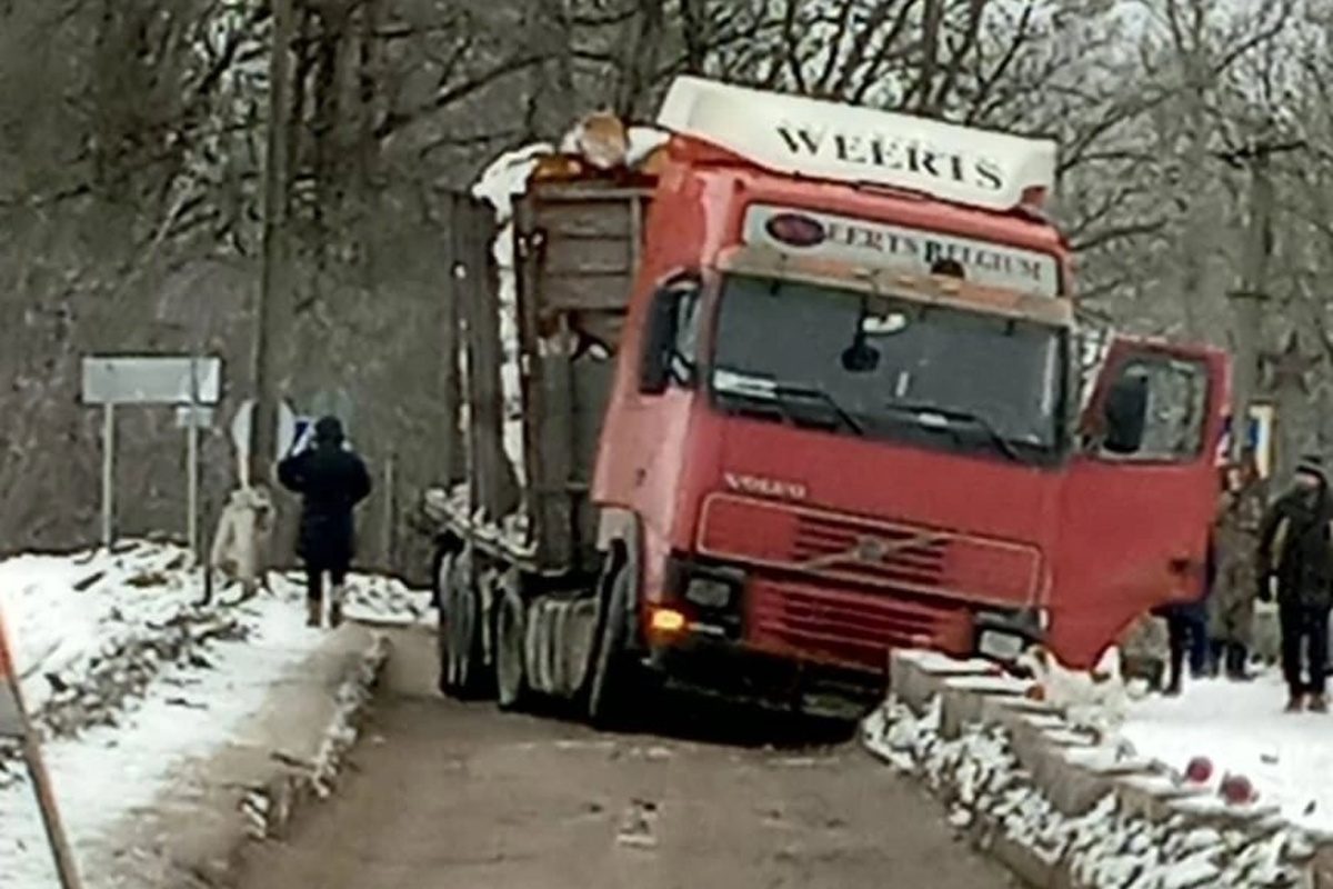 В Тверской области в дыру на мосту провалился лесовоз | Твериград