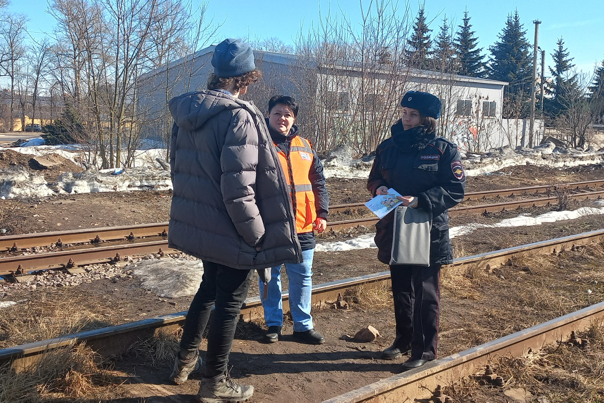 В Твери транспортная полиция выявила нарушителей на «народной тропе» под  Крупским мостом | Твериград