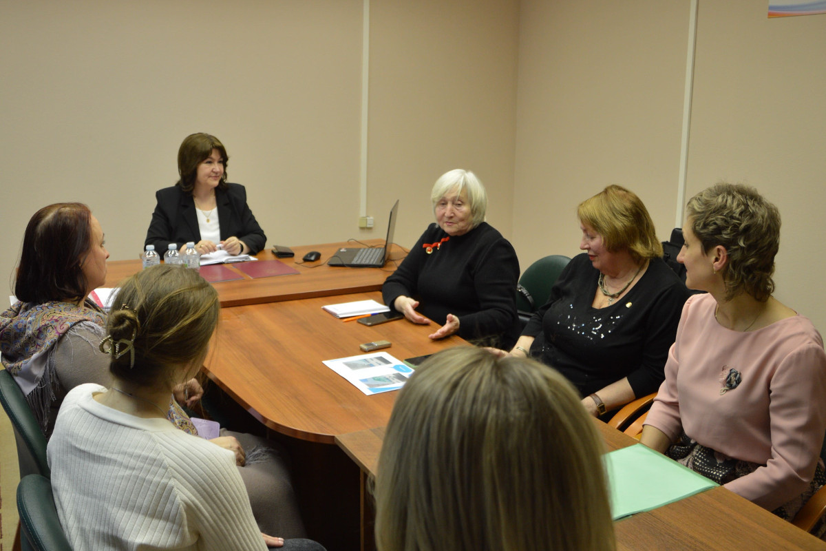 Молодежный центр логотип. Фонд содействия развитию. Агентство промышленного развития г. Некоммерческие партнерства примеры. Владивосток центр развития молодежи.