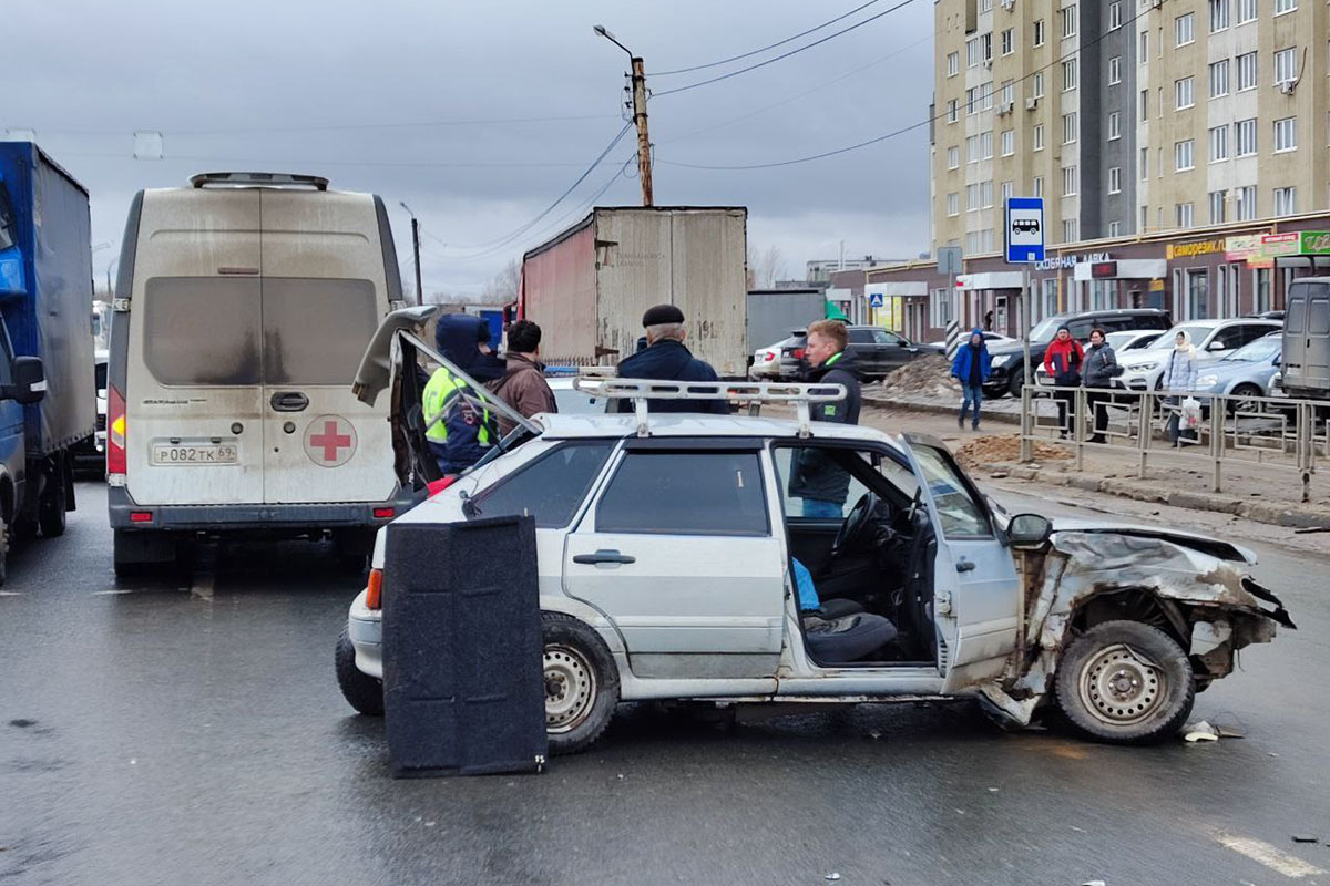 Ребёнок пострадал в серьёзном ДТП на улице Маяковского в Твери | Твериград