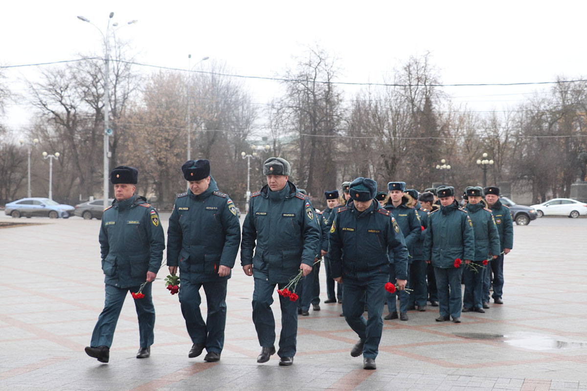 Жители Тверской области возлагают цветы на площади у Обелиска Победы в  память о погибших в «Крокус Сити Холле» | Твериград