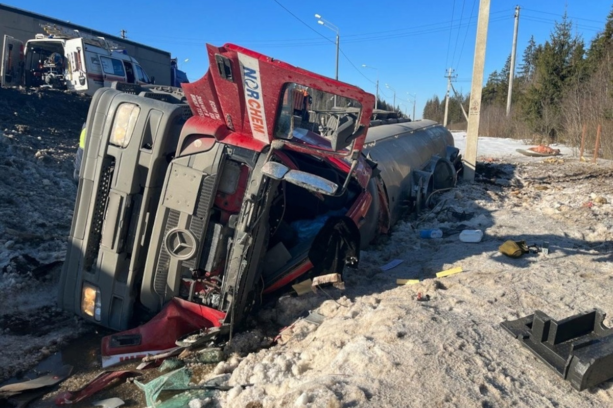 В Торжокском районе на трассе М-10 перевернулся грузовой автомобиль с  цистерной | Твериград