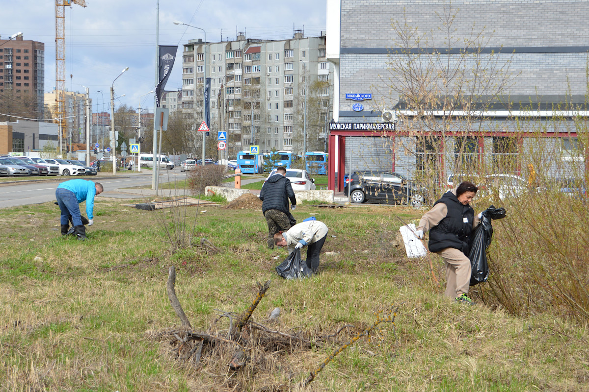 В Твери на первом общегородском субботнике убрали 220 кубометров мусора |  Твериград