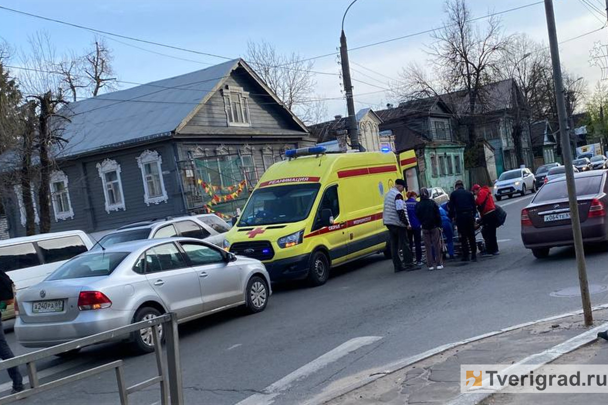 В Твери образовалась пробка из-за ДТП на улице Софьи Перовской, где на  «зебре» сбили пешехода | Твериград