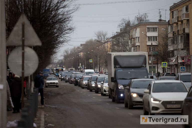 Пролетарский район Твери встал в километровых пробках |Твериград