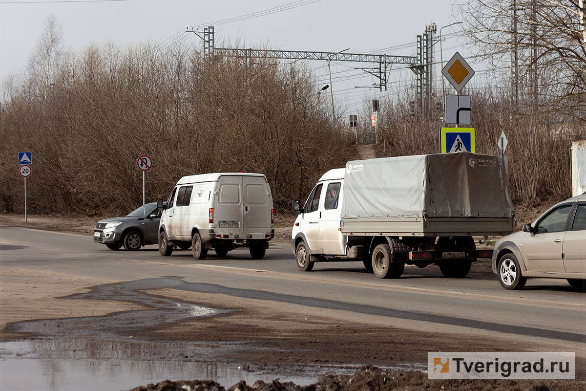 Шофёрская слепота: водители игнорируют новую схему движения на въезде во  Двор Пролетарки в Твери | Твериград